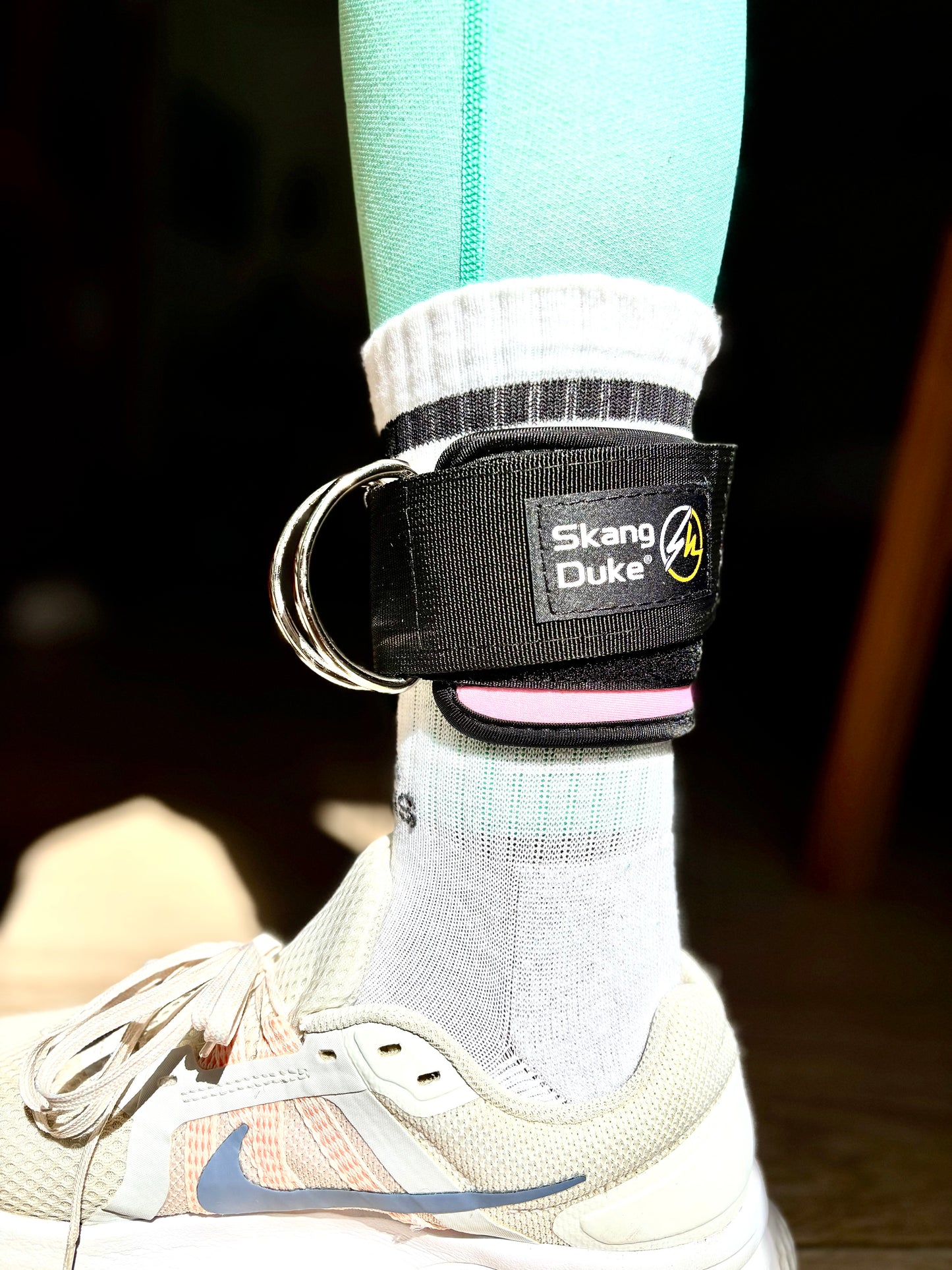 Tobillera con anilla metálica para polea de gimnasio (se engancha en la máquina de polea)